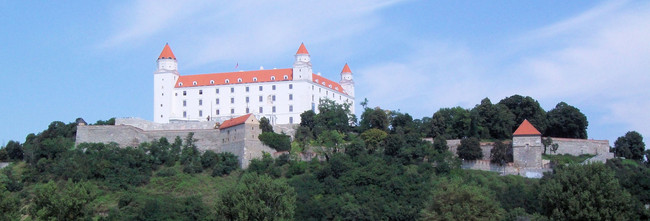 Wahrzeichen der Stadt ist Burg Bratislava die auf einem Felsen 85 Meter über der Donau thront.