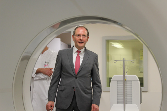 Der sächsische Innenminister Markus Ulbig nahm die neuen medizinischen Geräte genau unter die Lupe