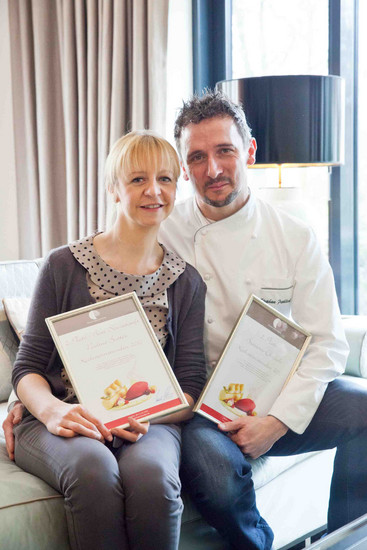 Eine silberne Gabel nehmen Nadine Butter (Beste Servicekraft - 2. Platz) und Stephan Fröhlich von der Brasserie Ehrlich mit.