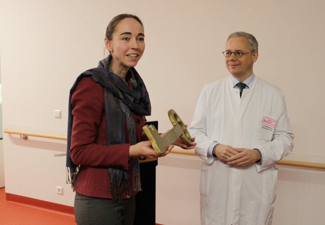  Sozialbürgermeisterin Dr. Kristin Kaufmann übergibt den Schlüssel zum neuen Onkologiezentrum dem Leiter des neuen Zemtrums Dr. Harald Schmalenberg