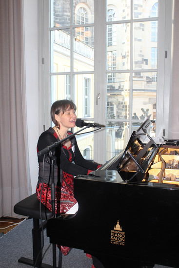  Komponistin, Pianistin und Kabarettistin Uta Fehlberg performte ihr Lied „Kleine Libelle“ und begleitete den Empfang mit Loung-Jazz am Klavier.