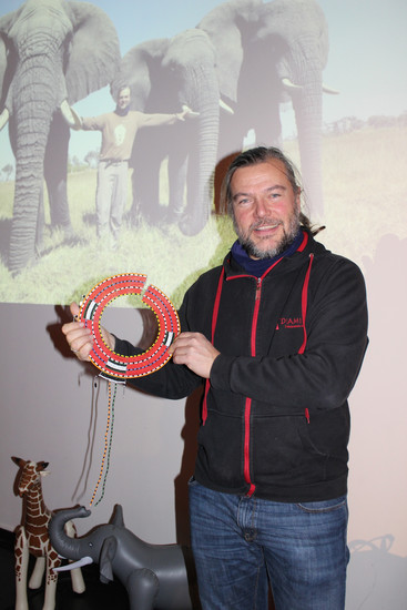  Jörg Ehrlich (GF DIAMIR) mit traditionellem Halsschmuck der Masai-Frauen
