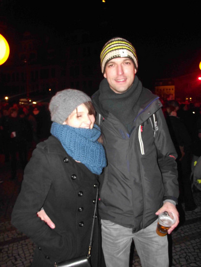 „Wir waren jetzt schon mehrmals auf dem Open-Air-Ball und es zieht und jedes Mal wieder magisch an. Das ganze Ambiente ist schön aufgebaut und irgendwie märchenhaft. Die Beleuchtung vermittelt eine so warme Stimmung, dann noch das gigantische Feuerwerk. Hier passt alles. Und dass es noch so gut für die Öffentlichkeit angepasst ist, das macht doch den SemperOpernball aus!“ (Chrissi Kirschner, Medizinische Fachangestellte, aus Dresden und Marcel Lucas, Ingenieur, aus Löbau)