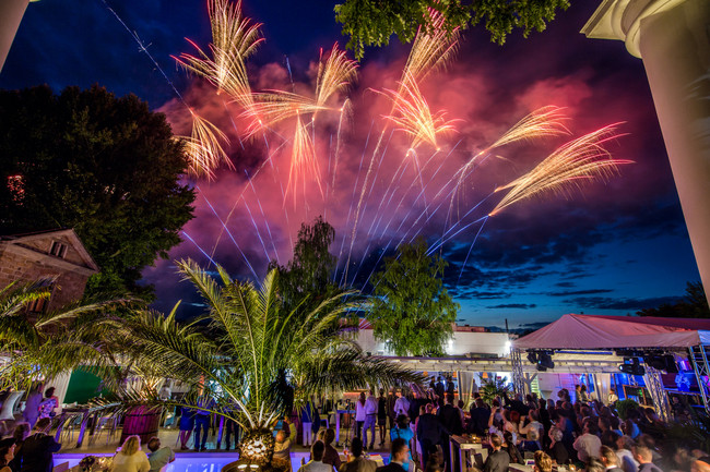 Atemberaubendes Feuerwerk zum Sommerfest