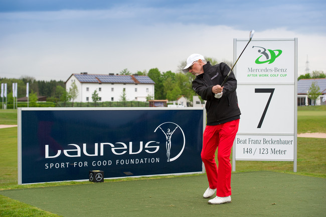 Franz Beckenbauer beim Abschlag bei der Auftaktveranstaltung des After Work Golf Cup 2014