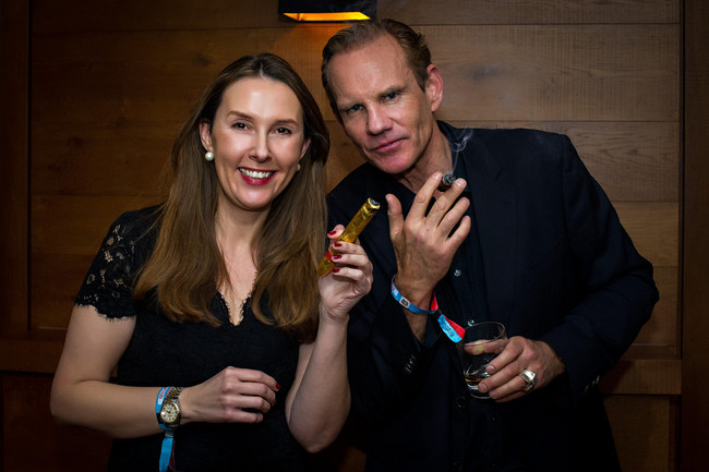 Charity-Lady Cosima Aichholzer und Meisterhandwerker Daniel Marshall in der Zigarren-Lounge im Kitzbühel Country Club.
