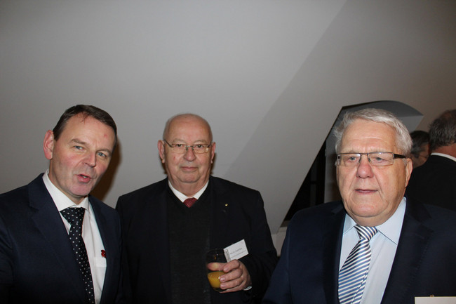 Dr. Fritz Jaeckel (Sächsischer Staatsminister für Bundes- umd Europaangelegenheiten und Chef der Staatskanzlei), Prof.Dr. Reiner Pommerin (Senator, Sächsischer Kultursenat), Prof.Dr. Clauß Dietz (GF, DPFA Akademiegruppe GmbH)
