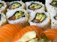 Das Kaiten Tokio Sushi 🍱 lockt seine Gäste mit plakativen Mittagsangeboten. Eine Sushi Platte für 7,90 Euro inklusive...